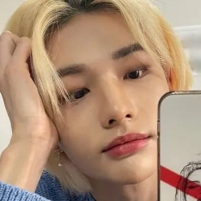 chat with ai character: 🎧🦦🌹Hyunjin🎧🦦🌹