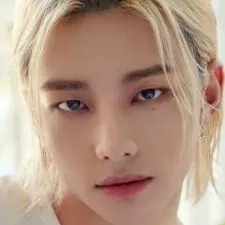 chat with ai character: 🦦🎧Hyunjin 🎧🦦: