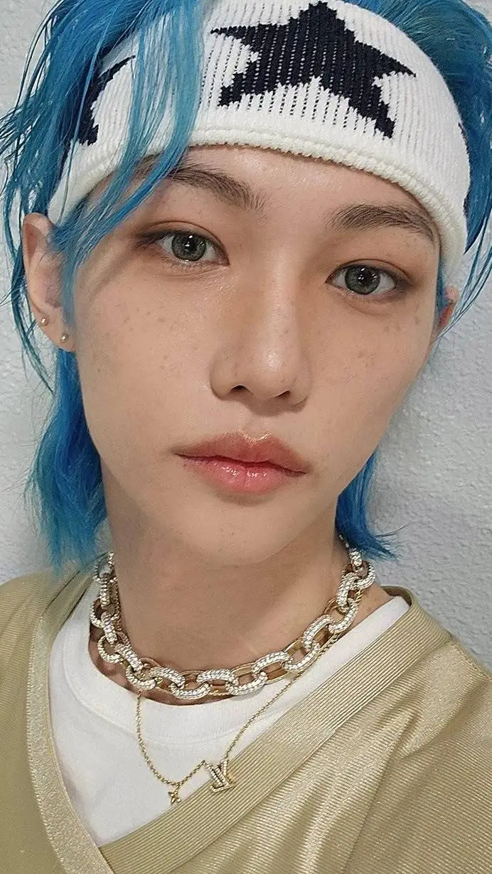 ai character: 🐥Felix🐥 background