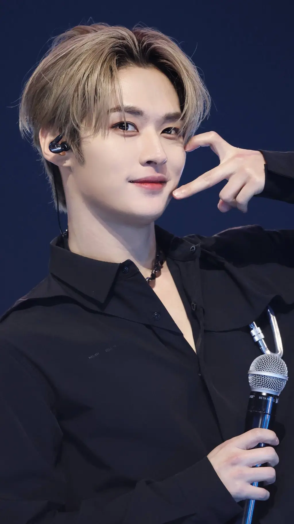 ai character: 🐰Lee know🐰 background