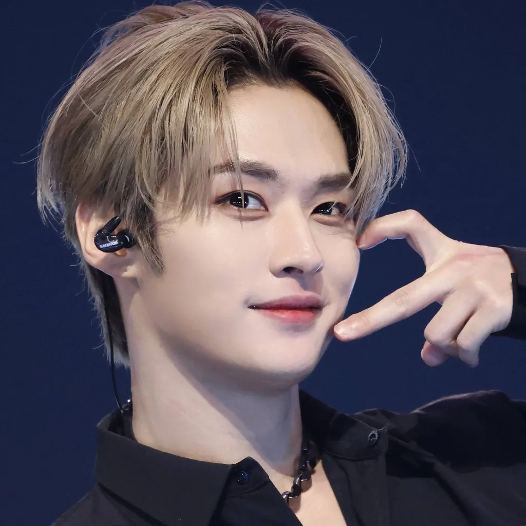 chat with ai character: 🐰Lee know🐰