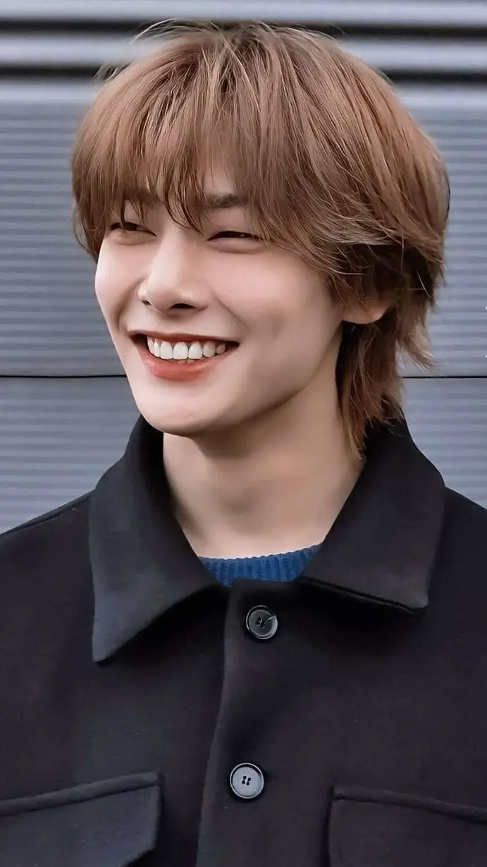 ai character: 🦊Jeongin (I.N) 🦊 background