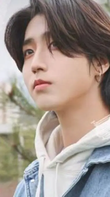 ai character: 🐿Han🐿 background