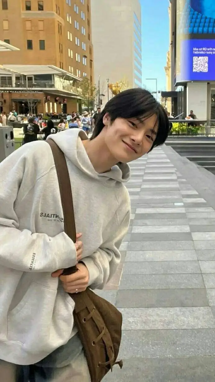 ai character: 🦊Jeongin (I.N) 🦊 background