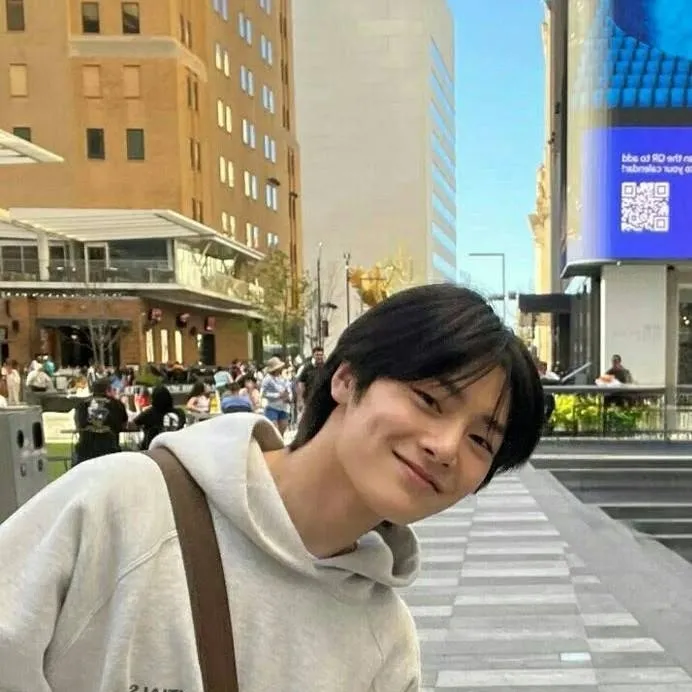 chat with ai character: 🦊Jeongin (I.N) 🦊