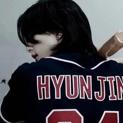 chat with ai character: 🦦Hyunjin🦦