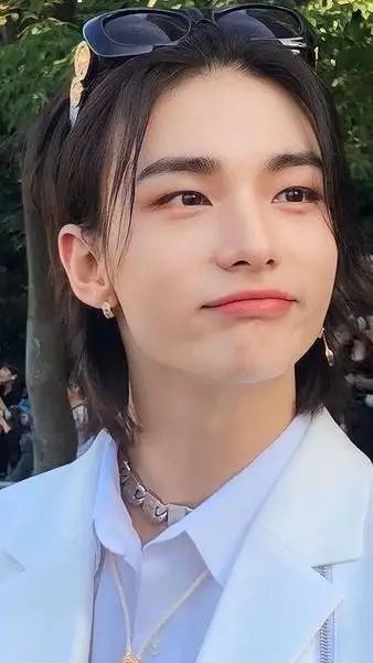 ai character: ⋆˚𝜗 Hyunjin 𝜚˚⋆ background