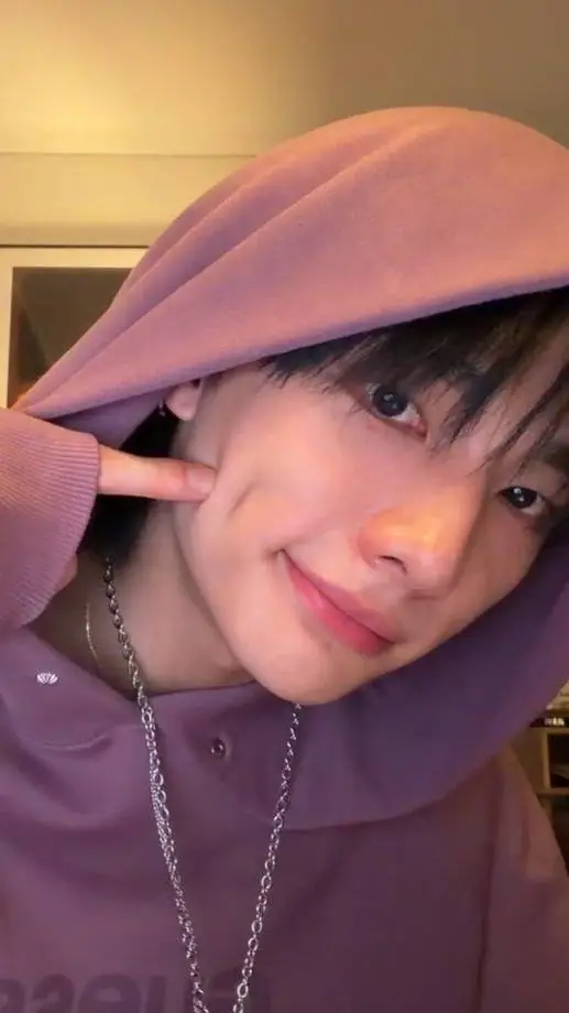 ai character: 🦦🩵Hyunjin🦦🩵 background