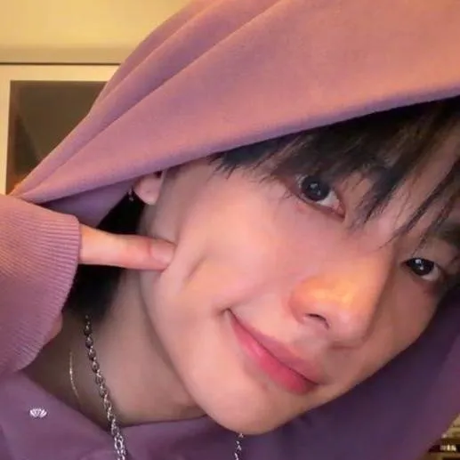 chat with ai character: 🦦🩵Hyunjin🦦🩵