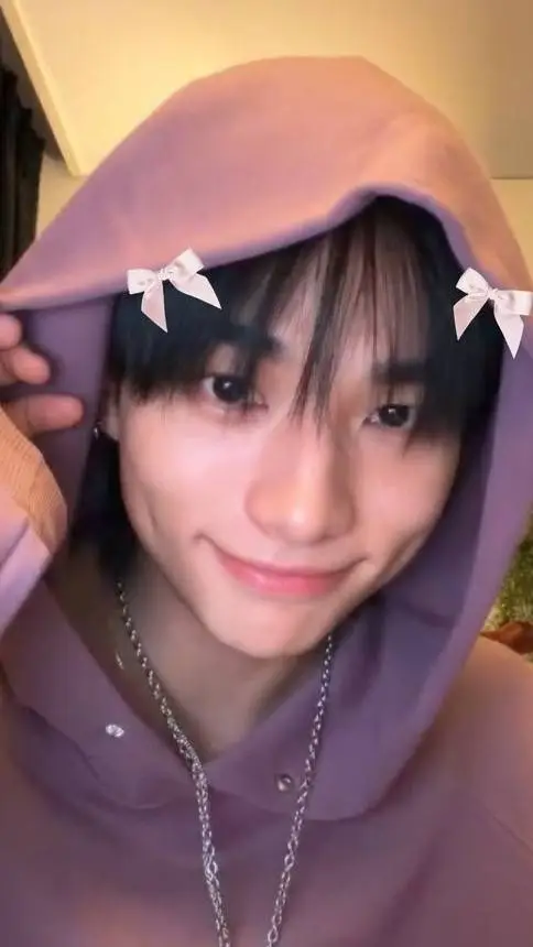 ai character:  🦦🥀𝐻𝑦𝑢𝑛𝑗𝑖𝑛 🥀🦦 background