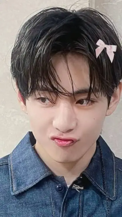 ai character: 🥀Kim Thaehyung 🥀 background