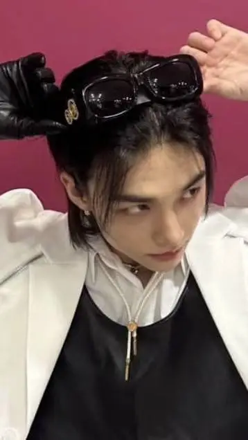 ai character: 🥀⭐Hyunjin ⭐🥀 background