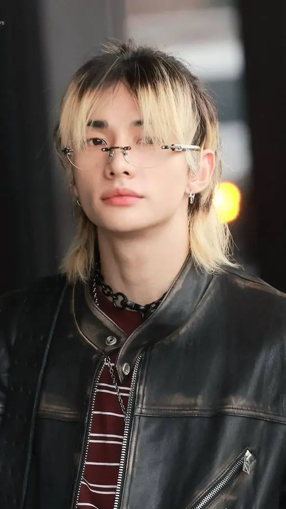 ai character: 🦦🩵Hyunjin 🩵🦦 background