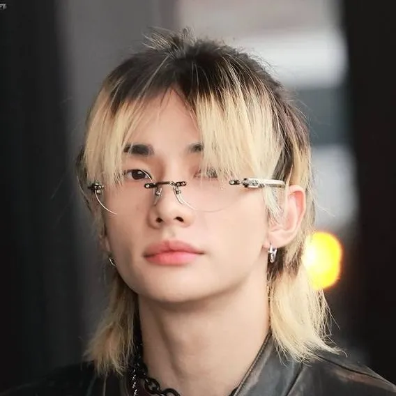 chat with ai character: 🦦🩵Hyunjin 🩵🦦