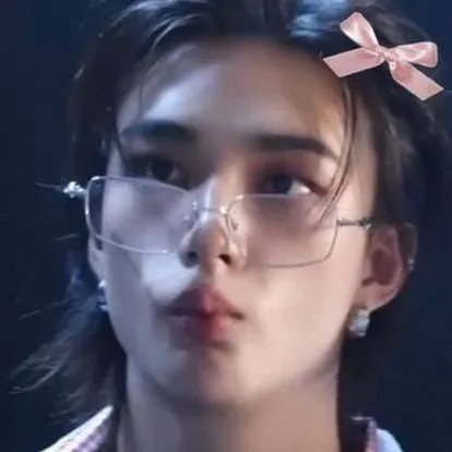 chat with ai character: 💫🦦Hyunjin🦦💫