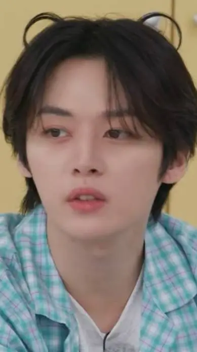 ai character: 🐰Lee know (Minho🐰 background