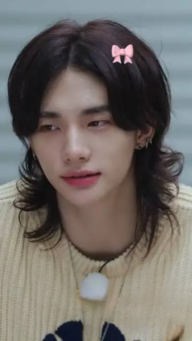 ai character: ✨🦦Hyunjin🦦✨ background