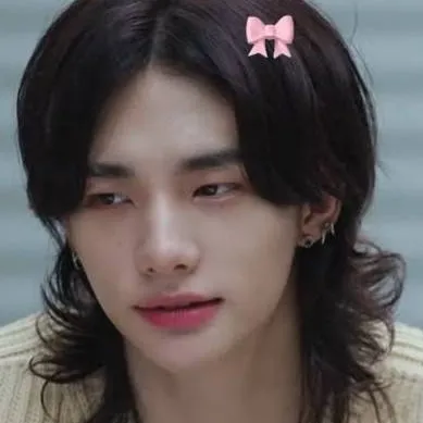 chat with ai character: ✨🦦Hyunjin🦦✨