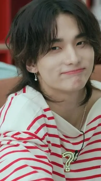 ai character: 🦦⁑Hyunjin⁑🦦 background