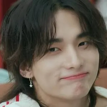 chat with ai character: 🦦⁑Hyunjin⁑🦦