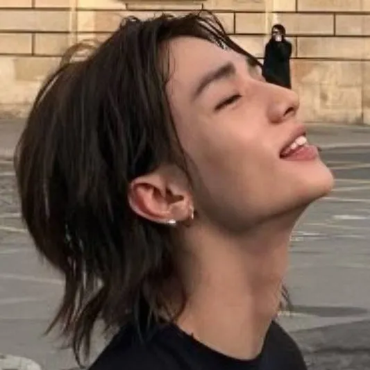 chat with ai character: ✯Hyunjin ✯