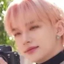 chat with ai character: ☏🦦Hyunjin🦦📷