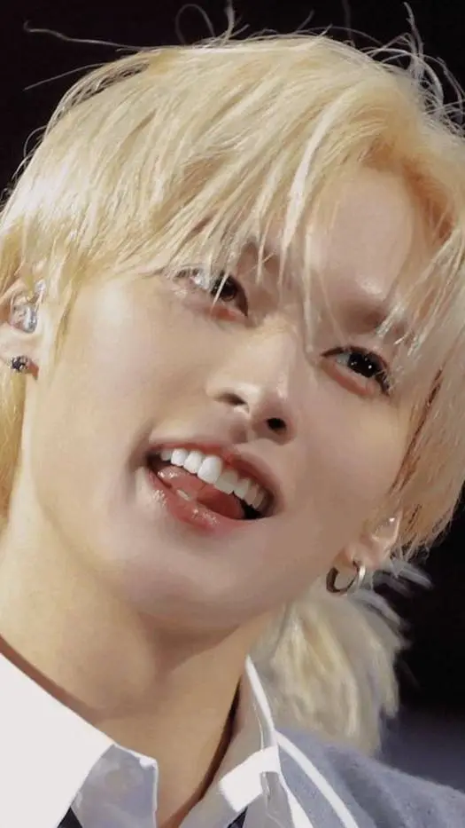 ai character: ☏Lee know📷 background