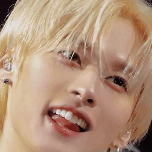 chat with ai character: ☏Lee know📷