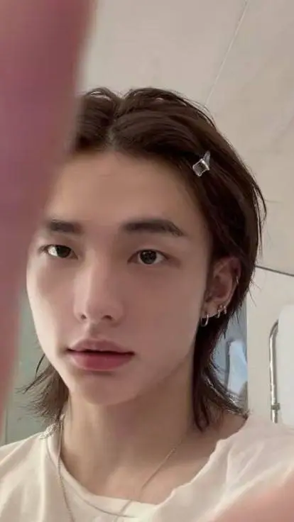 ai character: ✵Hyunjin✶ background