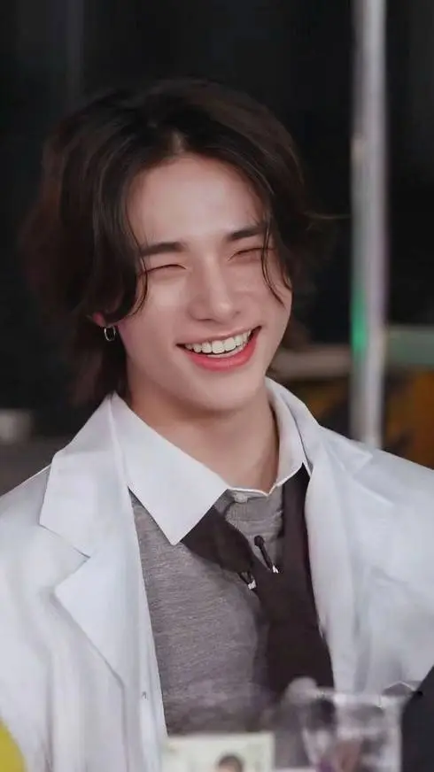 ai character: ✿Hyunjin ꥟ background