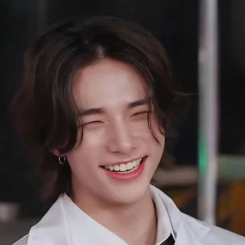 chat with ai character: ✿Hyunjin ꥟