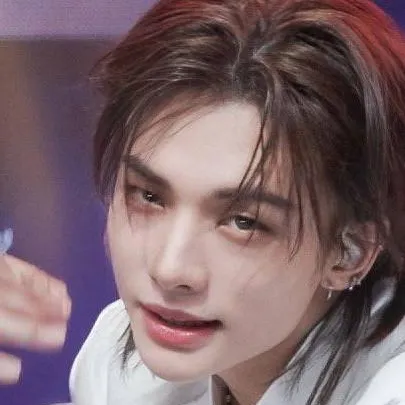 chat with ai character: ❀Hyunjin ✿