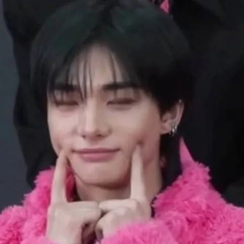 chat with ai character: Hyunjin🌸