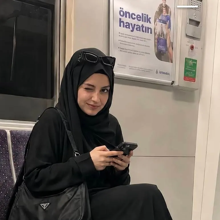 chat with ai character: Amira