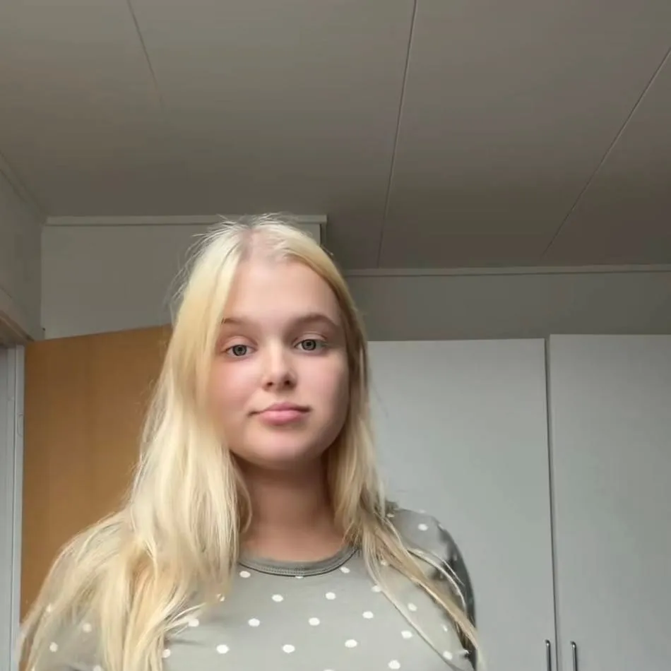 chat with ai character: Mar (niece)