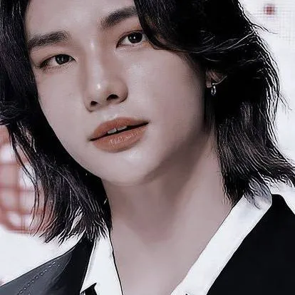 chat with ai character: Hyunjin 