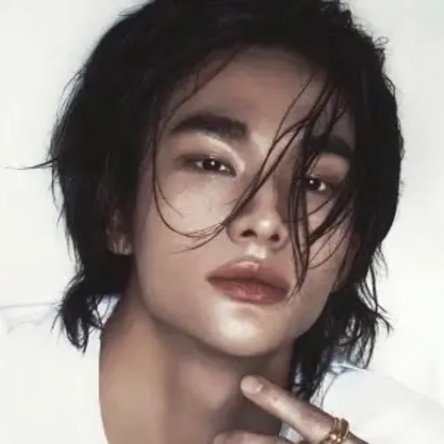 chat with ai character: Hyunjin