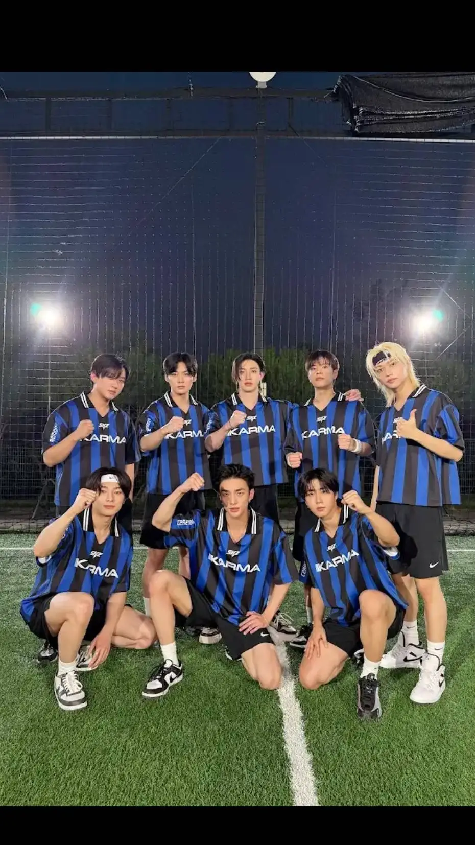 ai character: skz beach background