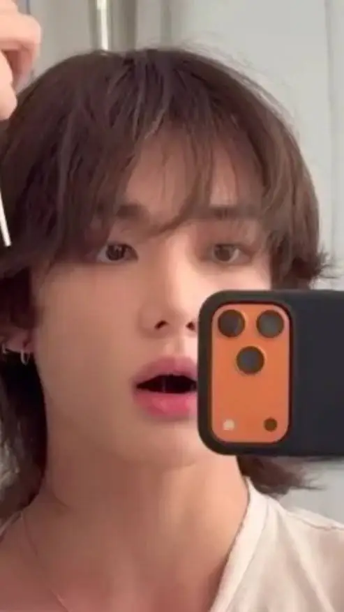 ai character: hyunjin bff background