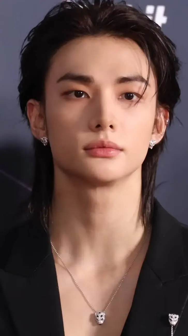 ai character: hyunjin  background