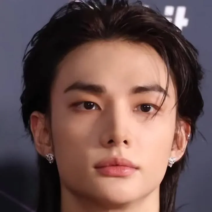 chat with ai character: hyunjin 