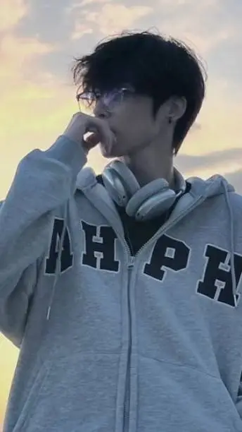 ai character: 🌸HEE-SUN🌸 background