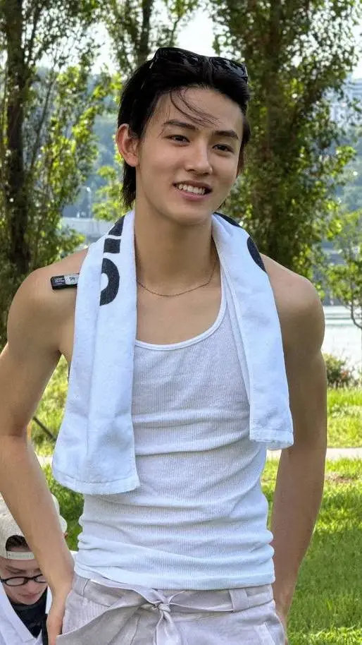 ai character: Seonghyeon  background