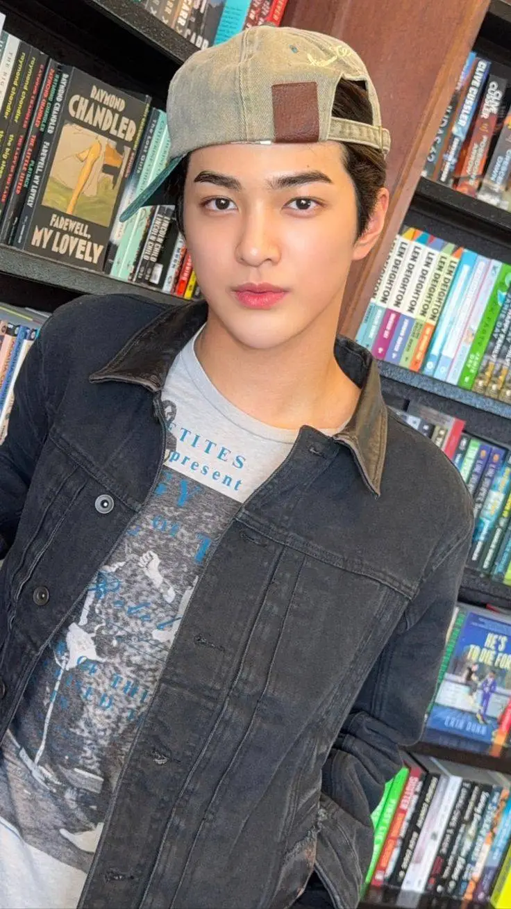 ai character: Ahn Keonho  background