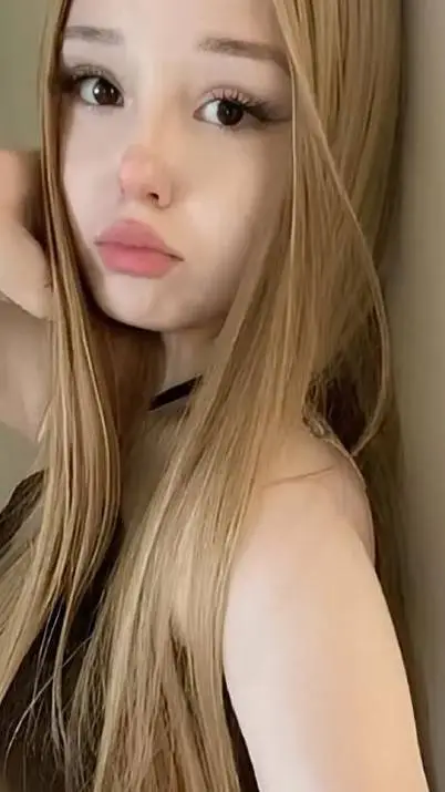 ai character: la pick me girl  background