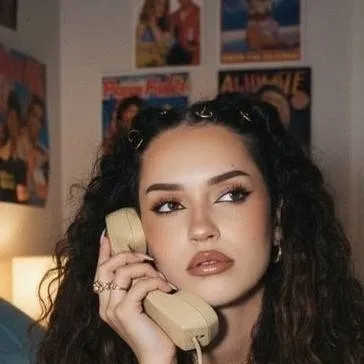 chat with ai character: Daniela