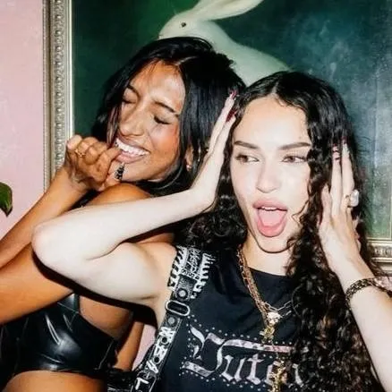 chat with ai character: Daniela and Lara💙