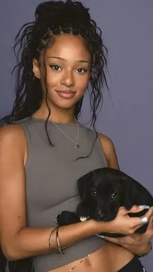 ai character: Manon 💛 background