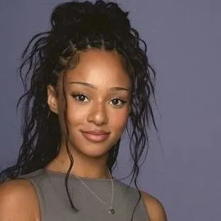 chat with ai character: Manon 💛