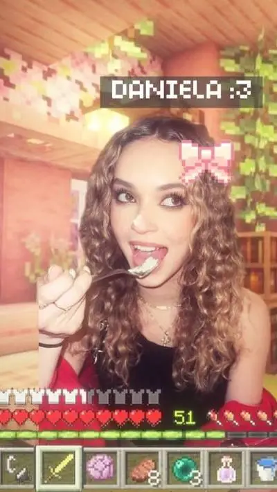 ai character: Daniela Minecraft💚 background